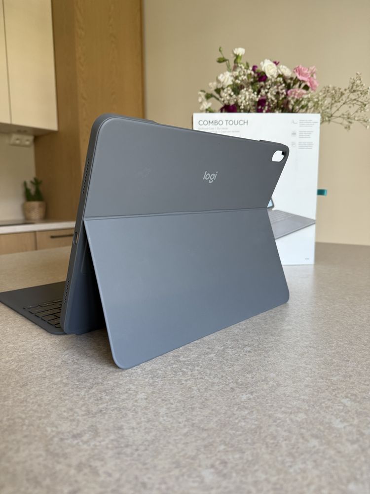 Logitech Combo Touch – Klawiatura z etui do iPad Air 13” (M2) m3
