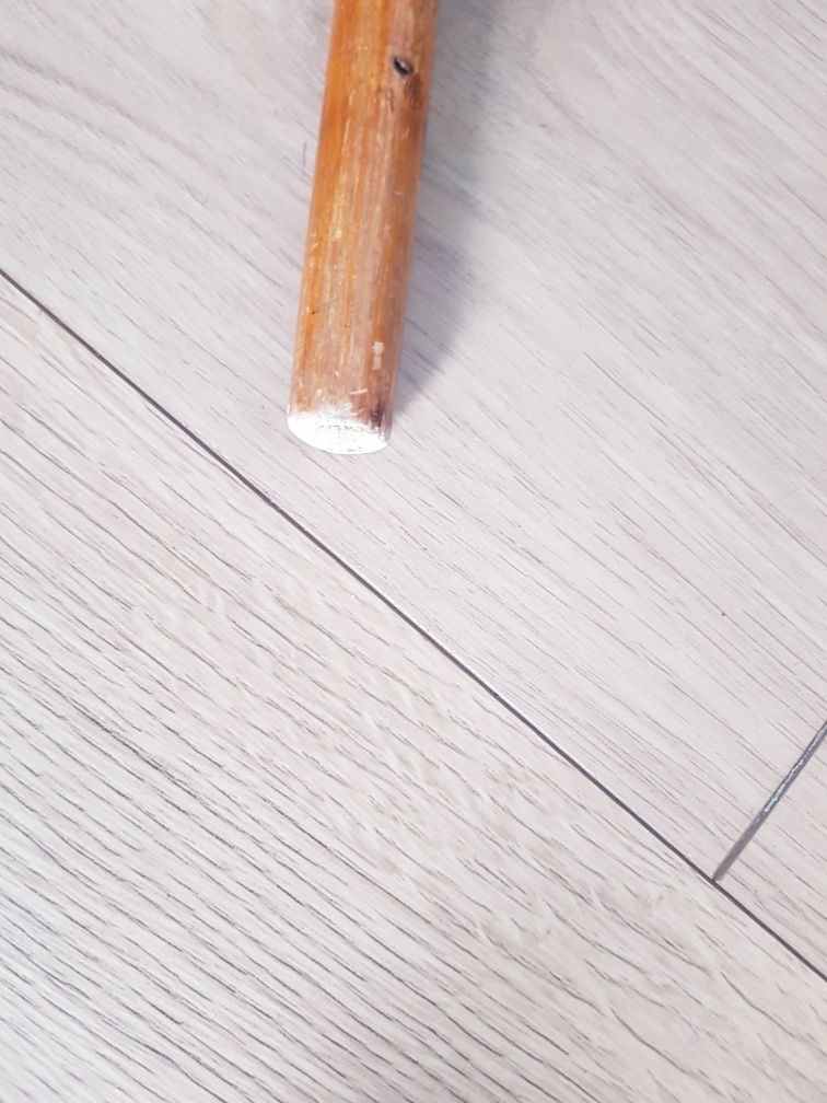 Zabytkowa stara laska dla starszej osoby