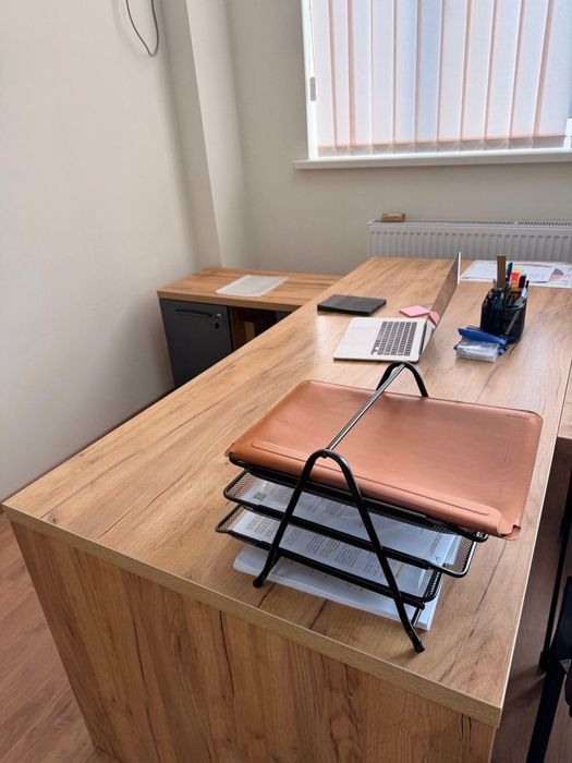 Меблі для офісу (столи з приставними тумбами)