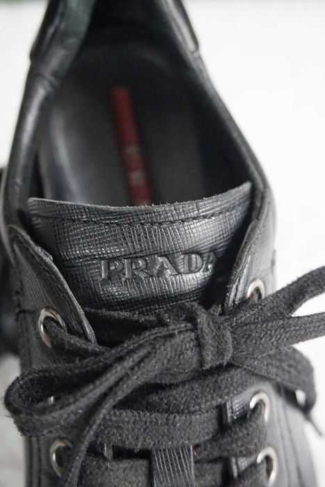 Ténis pretos da Prada