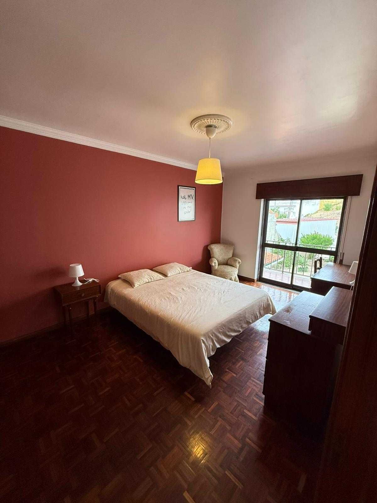 Quarto para arrendar a estudantes em moradia – Almada
