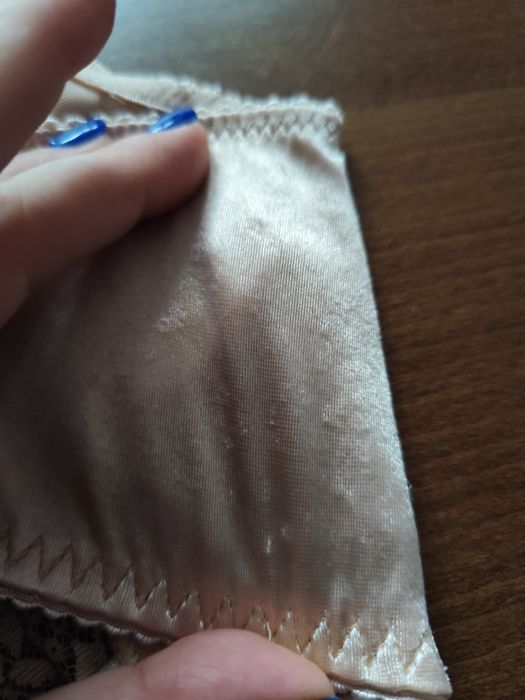 Biustonosz z koronką na regulowane ramiączka rozm 85D.
