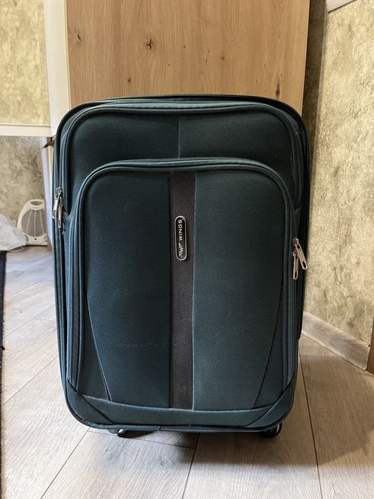 Валіза середнього розміру