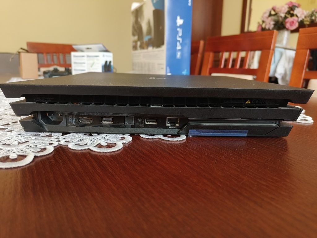 Play Station 4 Pro PS4 PRO + 2 Pady Dualshock 4 i Stacja Ładująca