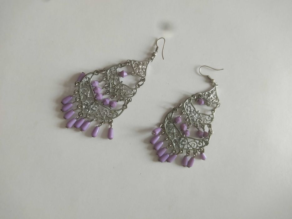 Brincos lilás de gancho
