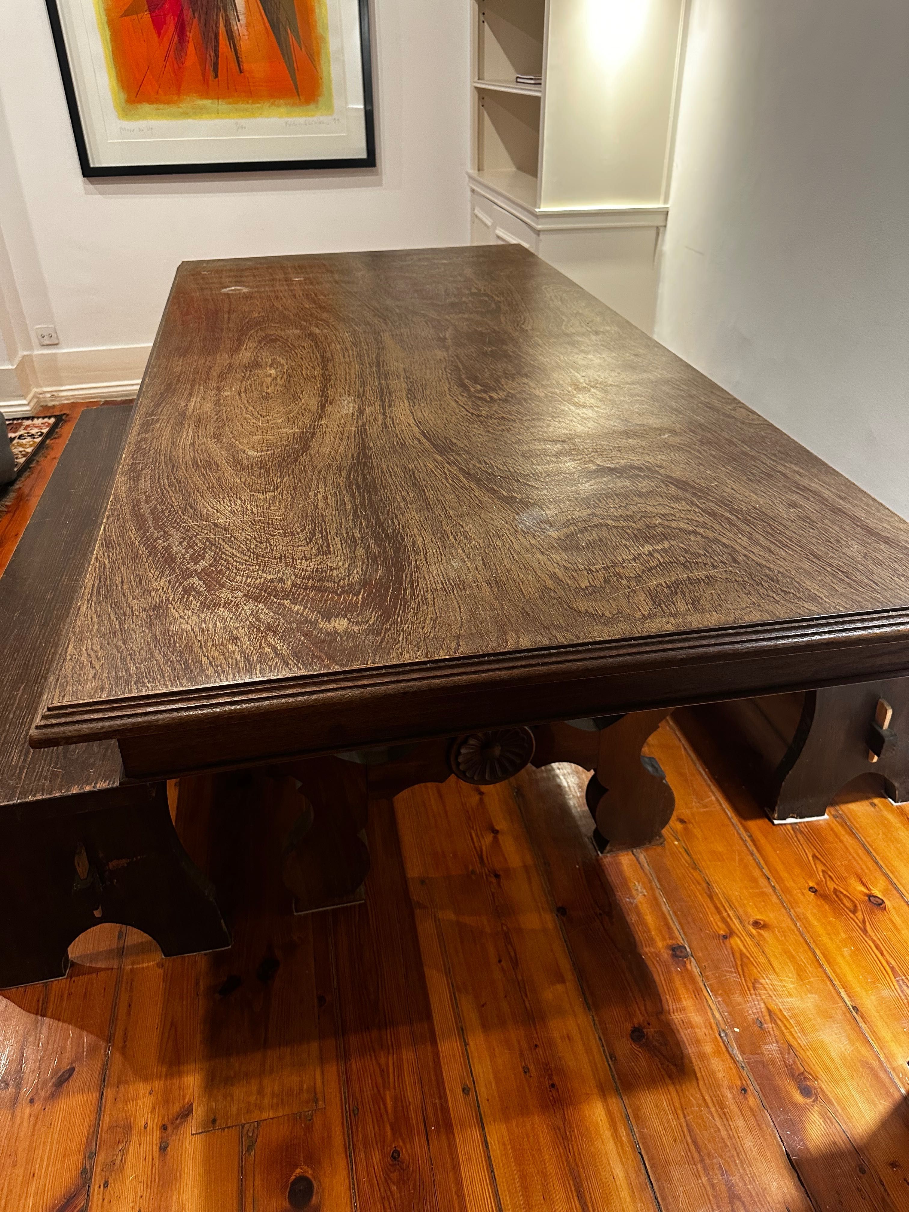 mesa de jantar em madeira e bancos