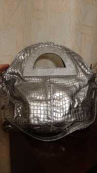 Женская сумка  серебряного цвета
