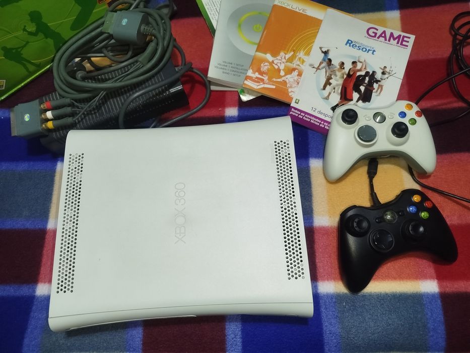 Xbox 360 com 2 comandos e 6 jogos