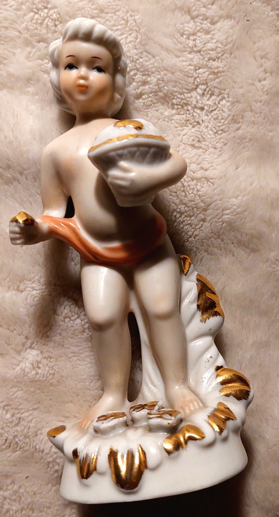 Putto , porcelanowa figurka chłopiec z czerwoną szarfą,sygnowana