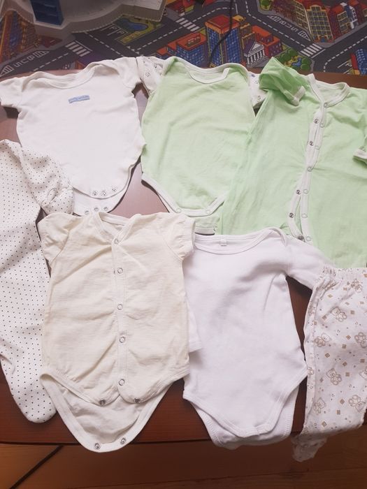 Дитячі речі для новонароджених.