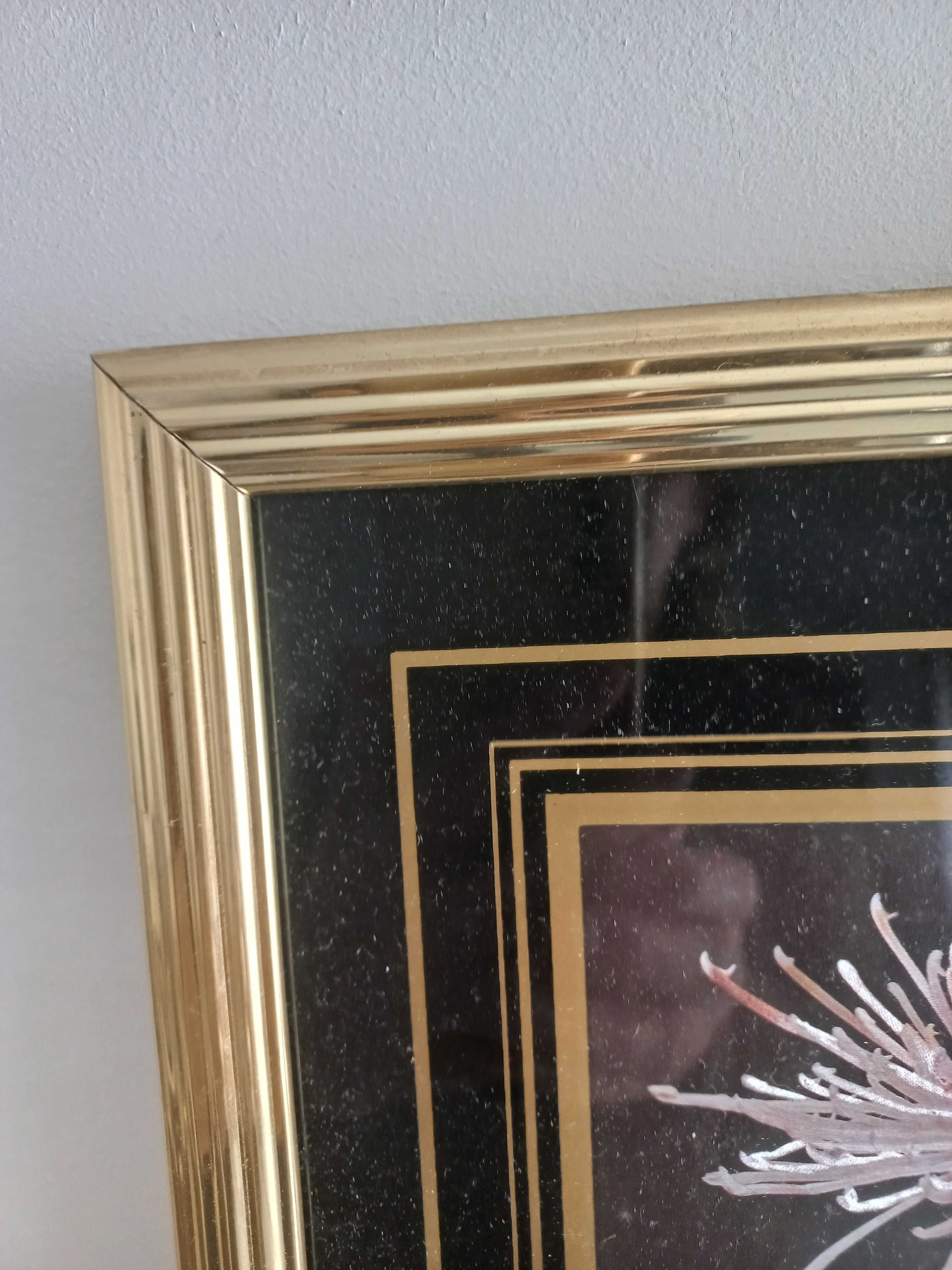 Quadro ,motivo floral,com vidro e moldura dourada .impecável