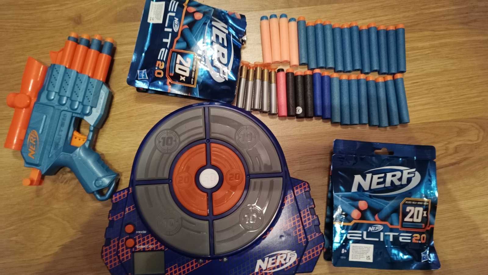 Pistolet Nerf z tarczą i kompletem strzałek