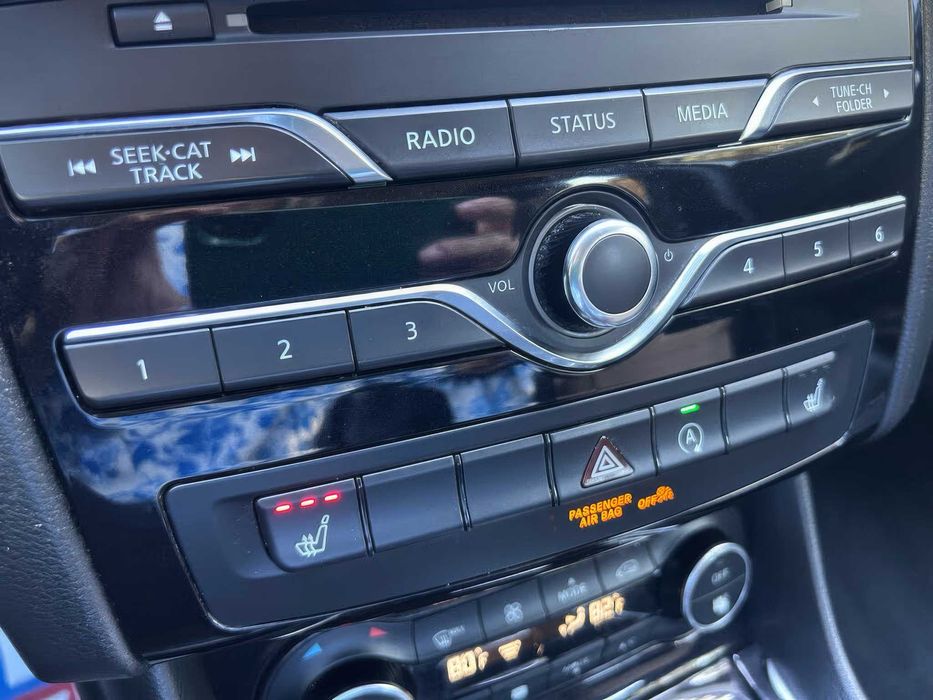 INFINITI QX30 Luxury      2017