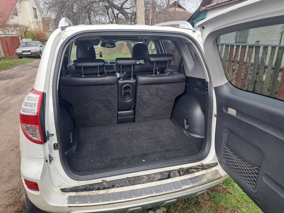 Toyota RAV4 біла
