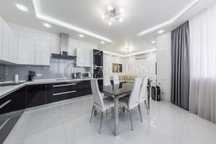 Солом'янська 15а. Видова квартира, ремонт у світлих тонах. 175 м²