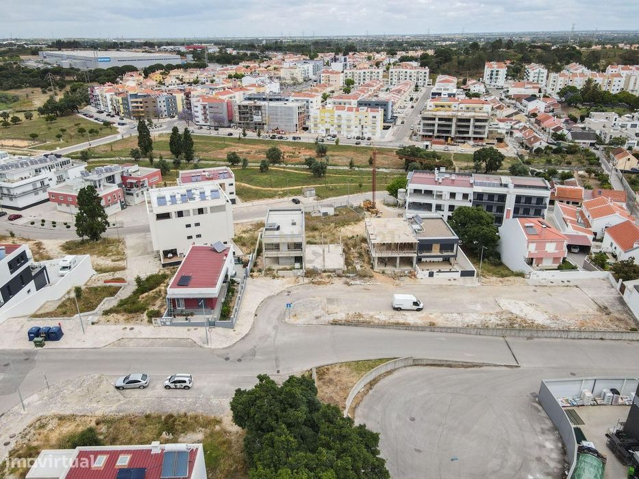 Terreno Urbano com projeto aprovado( em inicio construção)em Setúbal /