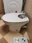 Bidet Roca z baterią stojący.