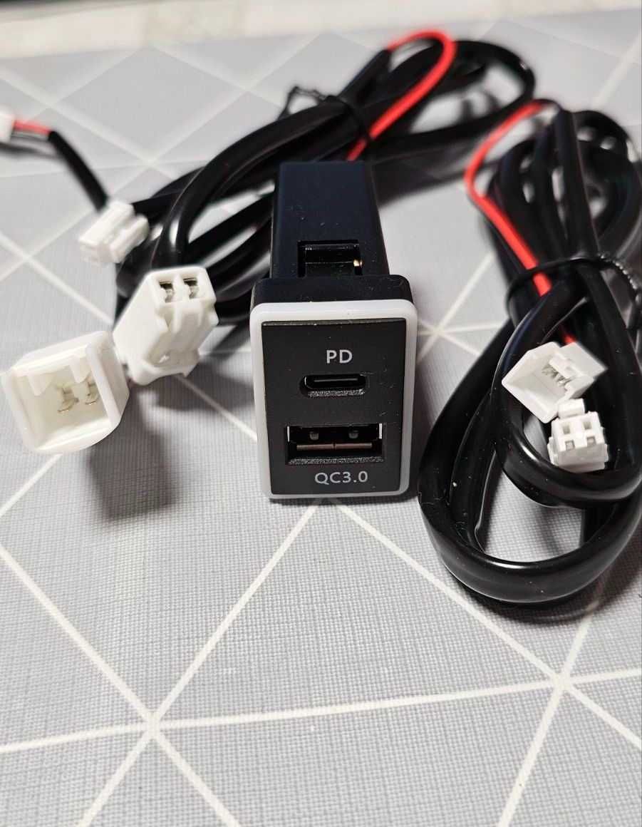 Автомобильная зарядка для Тойота 2 USB-разъема PD Type C/QC 3,0,