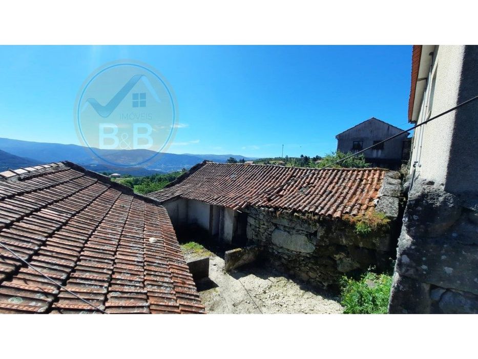 Ruína em pedra para restauro, em Vilar de Cunhas, Cabeceiras de Basto