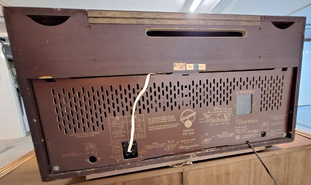 Móvel com rádio e gira discos Blaukpunt