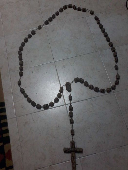 Rosário em pedaços de carvalho e arame com crucifixo