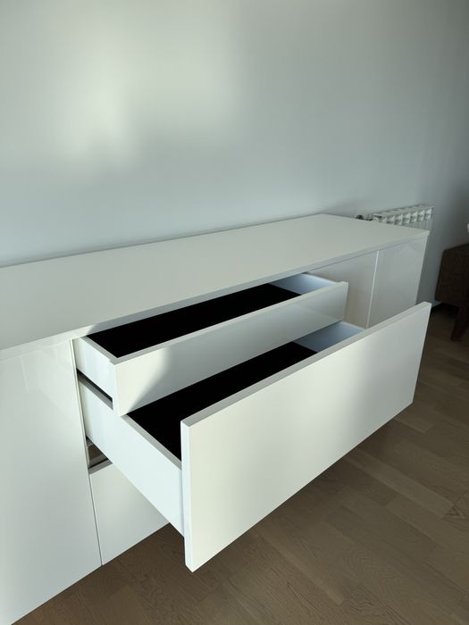 Móvel Aparador Branco Interdesign 3 gavetas 4 portas com pés em inox