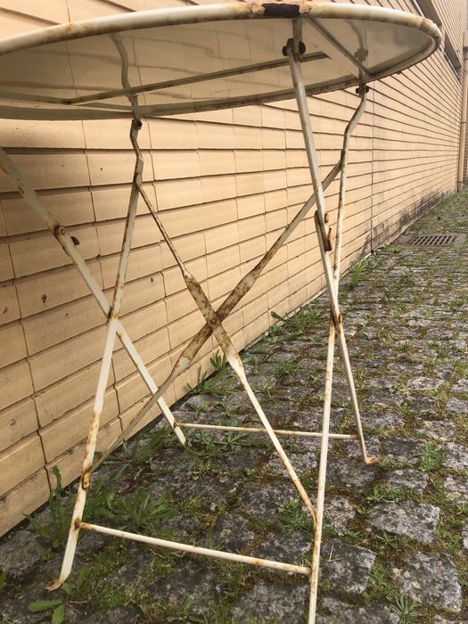 Mesa e 2 cadeiras de jardim em ferro com marcas do tempo  com marca py