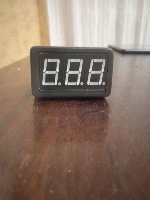 Вольтметр в автомобіль