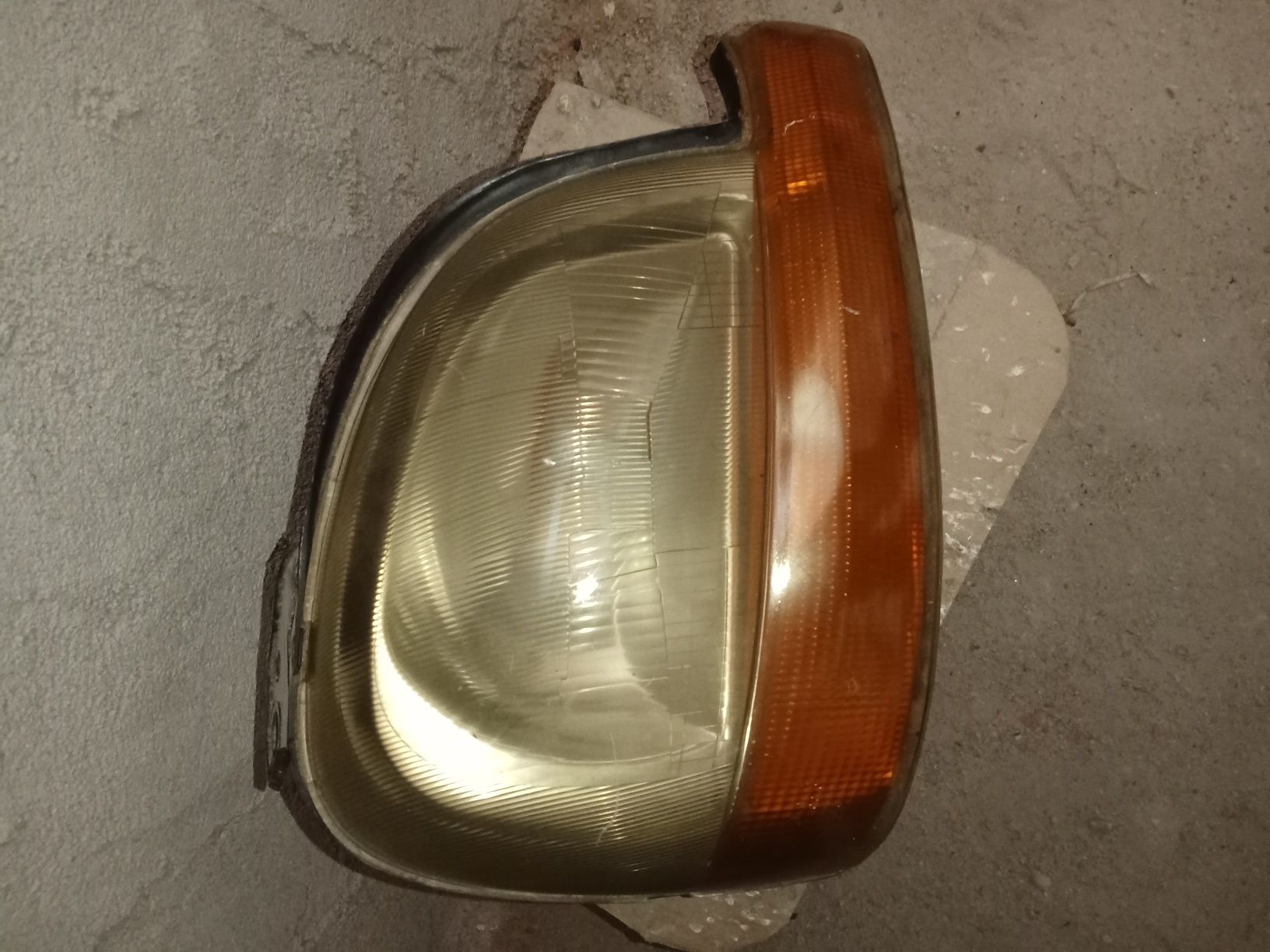 Farol ótica esquerdo e direito Renault Kangoo 40euros cada.