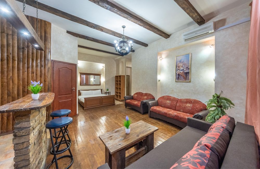 Замок для 4 людей на майдані Незалежності . Вул.Костельна 9