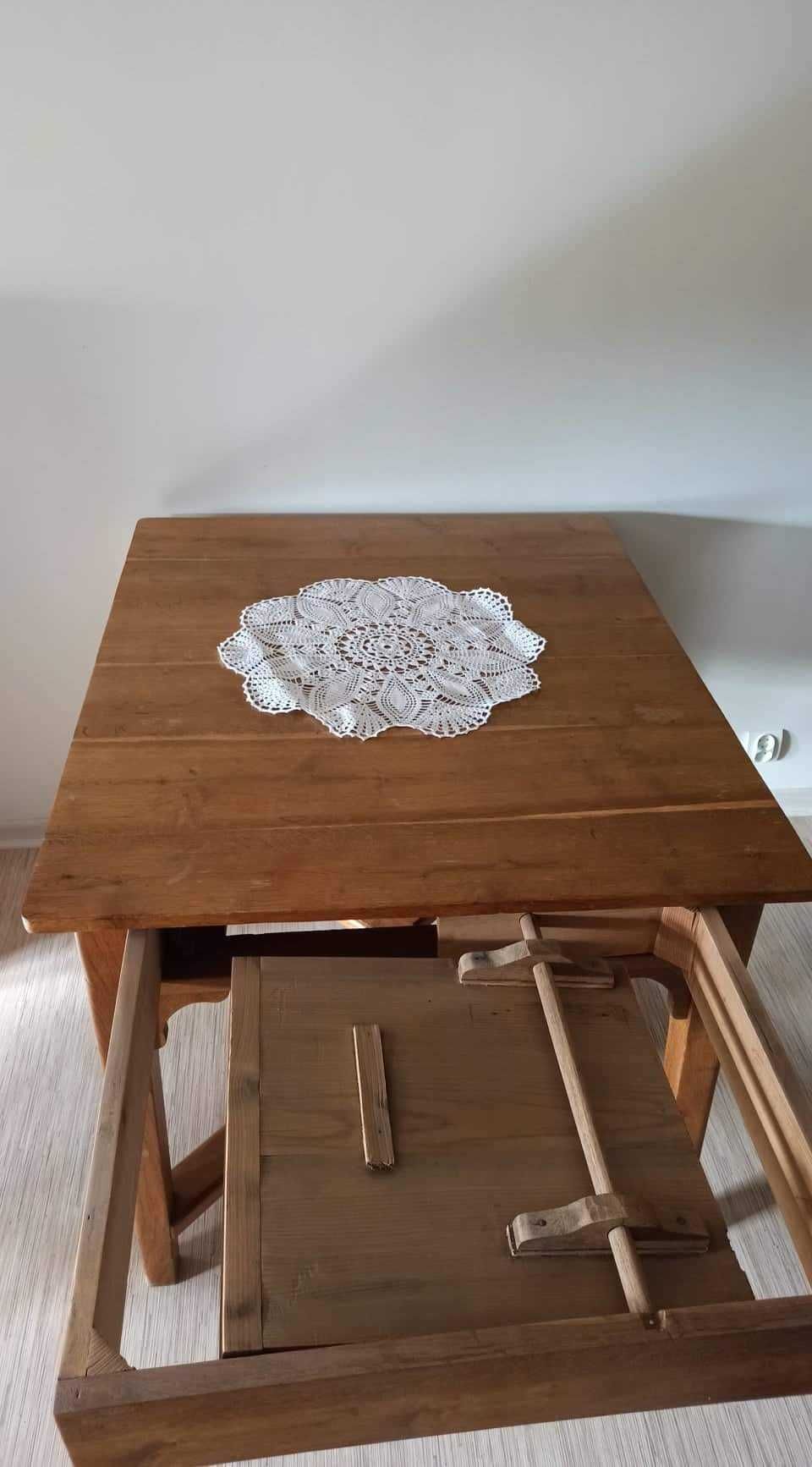 Stary stół dębowy po renowacji