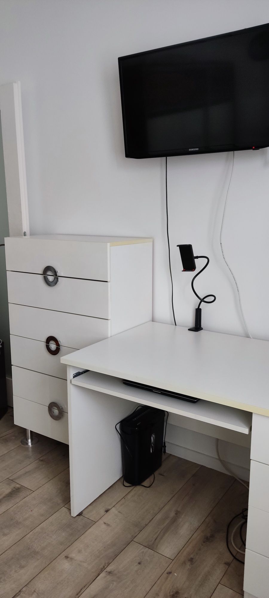Białe biurko z komodą