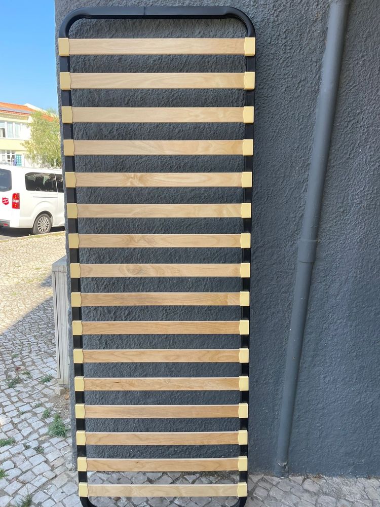 Vendo estrado em bom-estado.