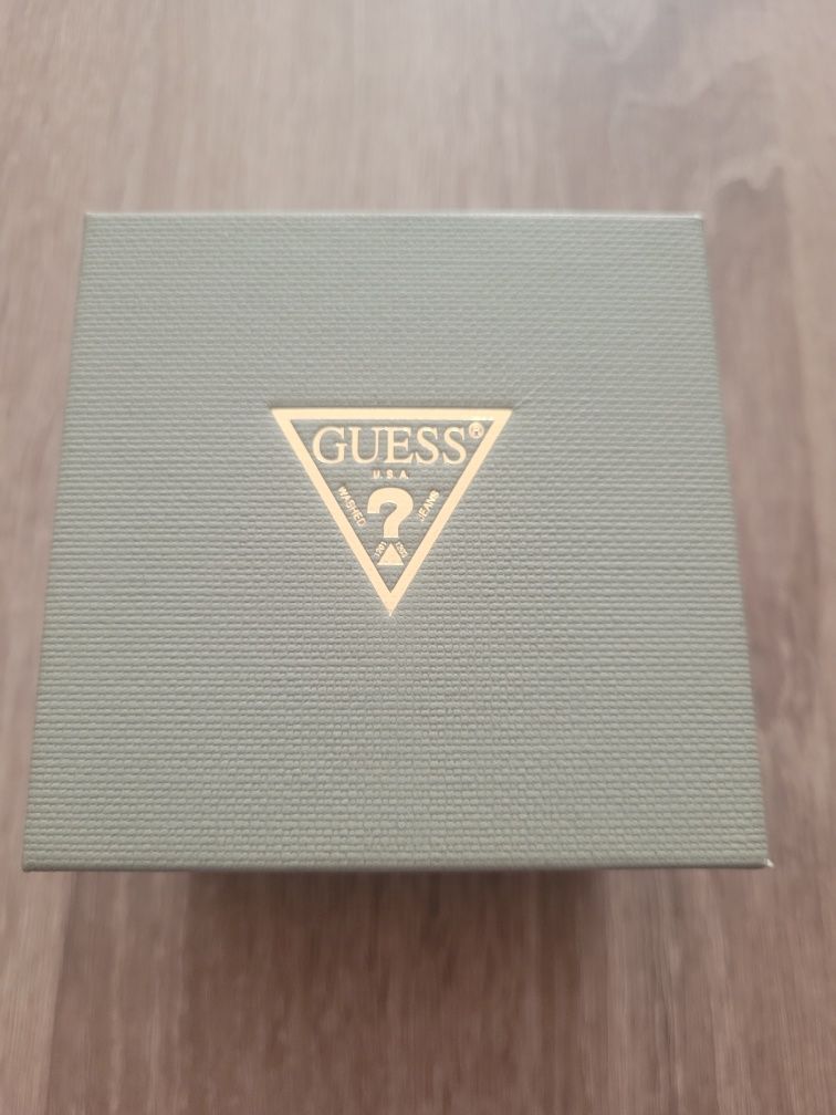 Nowy, śliczny zegarek damski Guess.