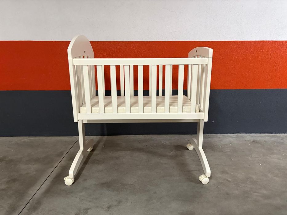 Berço branco marca trama com rodas
