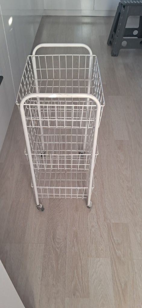 Mały regał na kółkach