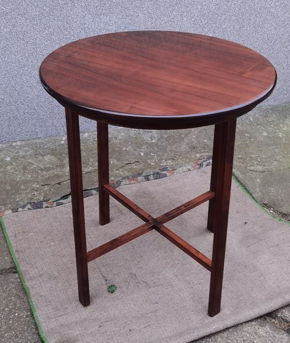 Okrągłe stoły, włoski lakier