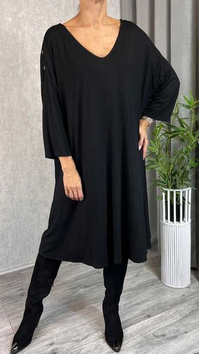 Lekka sukienka tunika z wiskozy czarna oversize z długim rękawem 54