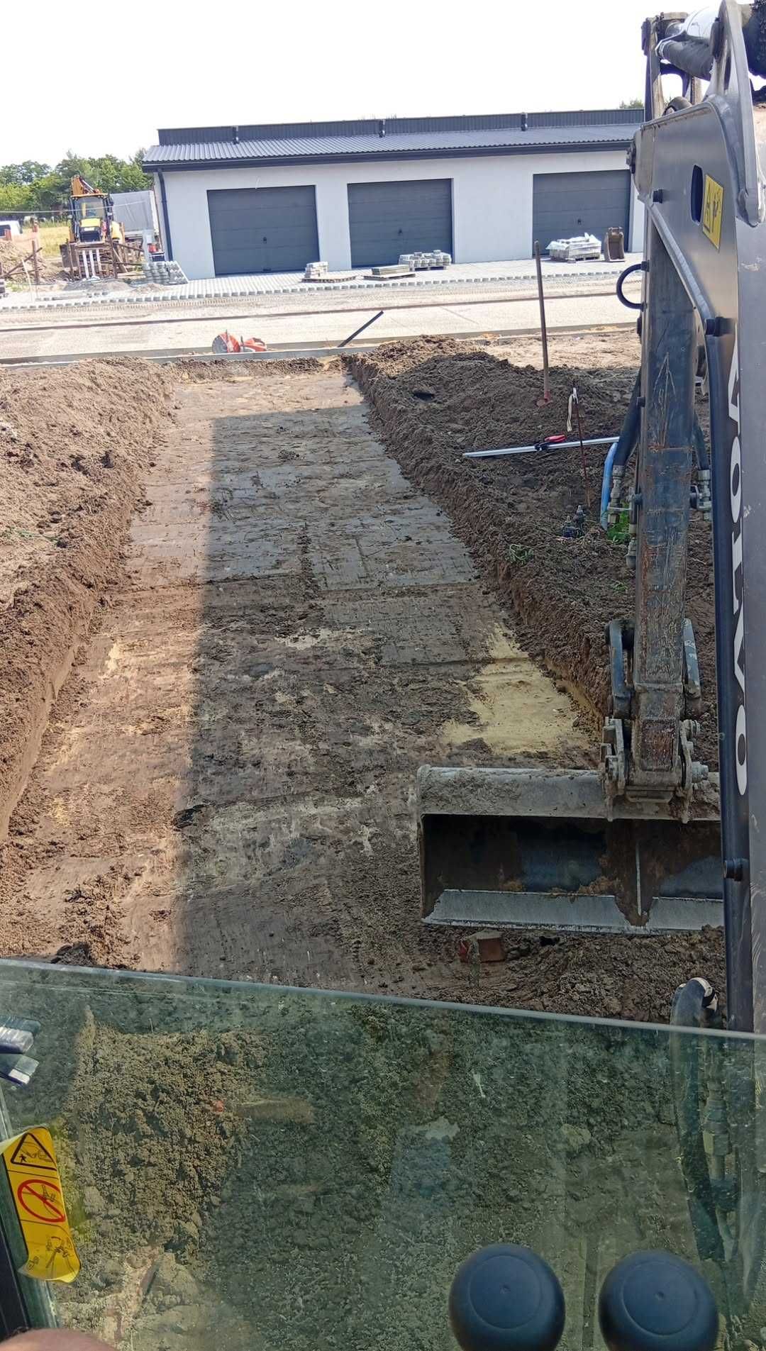 Roboty ziemne ,usługi koparkami ,utwardzanie terenu