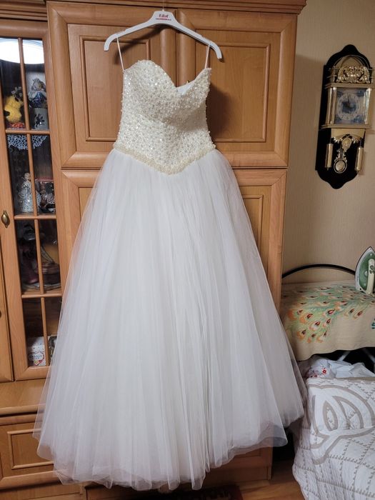 Весільна сукня з вишитим корсетом ручної роботи, можлива оренда