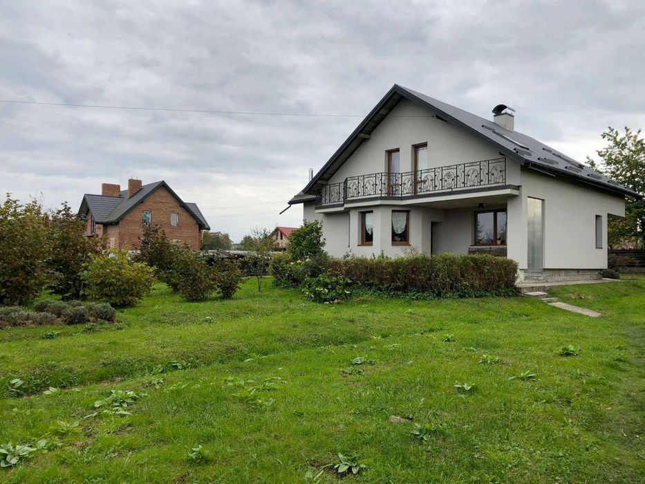 Оренда будинку в с.Суховоля (гараж, 201 м.кв., 15 сот.).