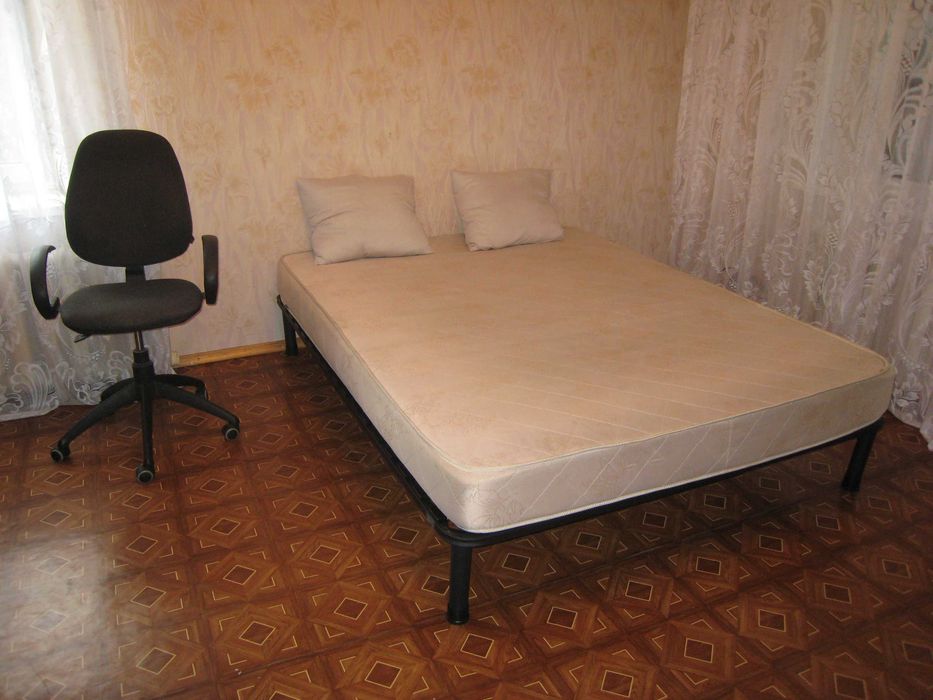 Кровать 2-спальная на ламельной основе с матрацом 160*200