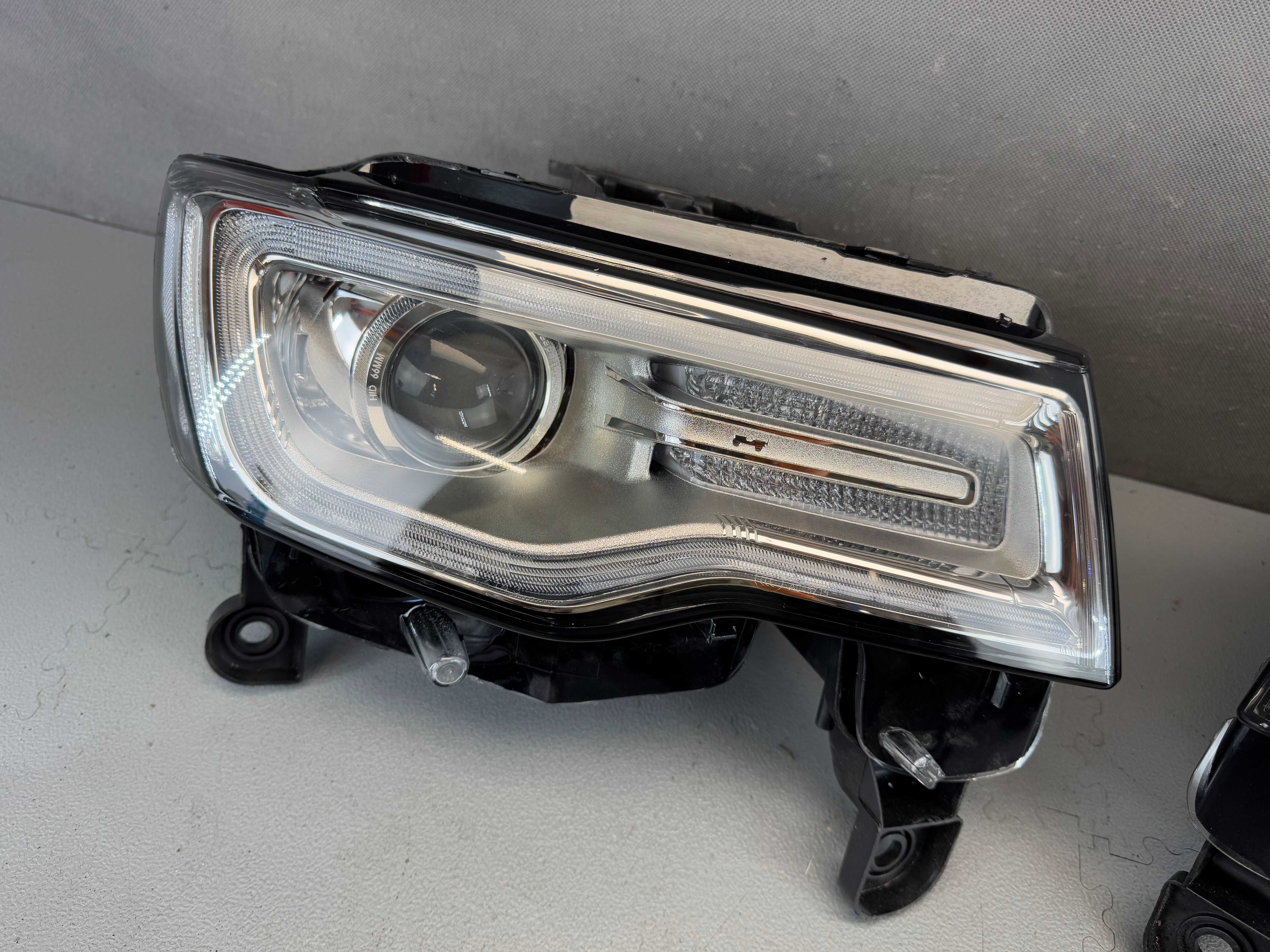 Jeep Grand Cherokee IV Lift 13-17r. Lampy Przód Bi-Xenon Lewa+Prawa EU