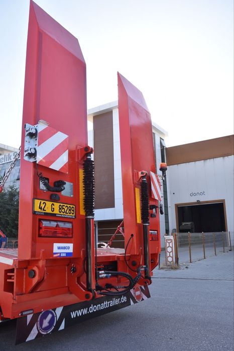 Nowa naczepa niskopodwoziowa trzyosiowa Donat najazdy hydrauliczne