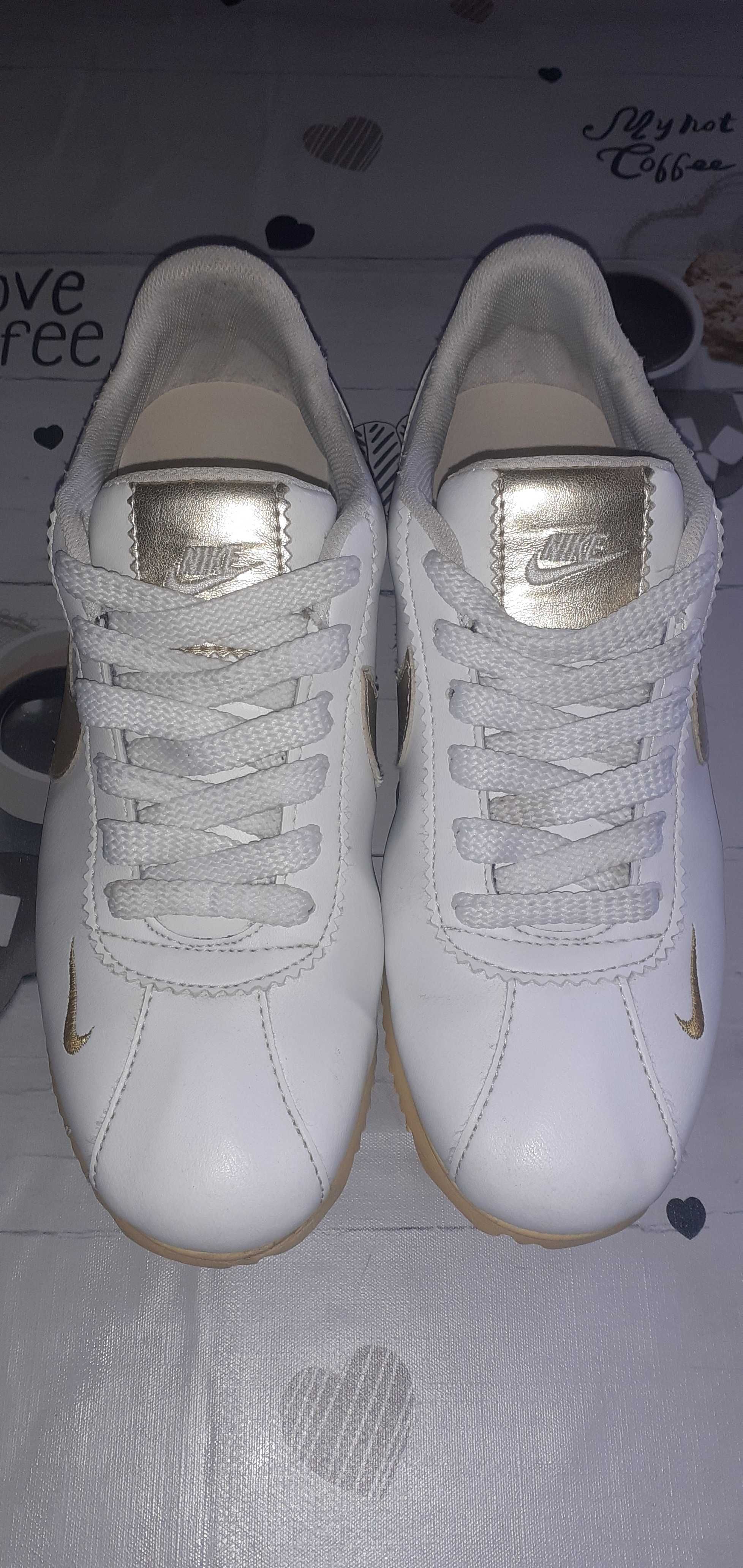 Tenis Nike branco e dourado