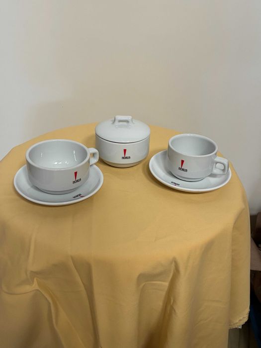 Pires de porcelana branca com decalque sobre o verniz