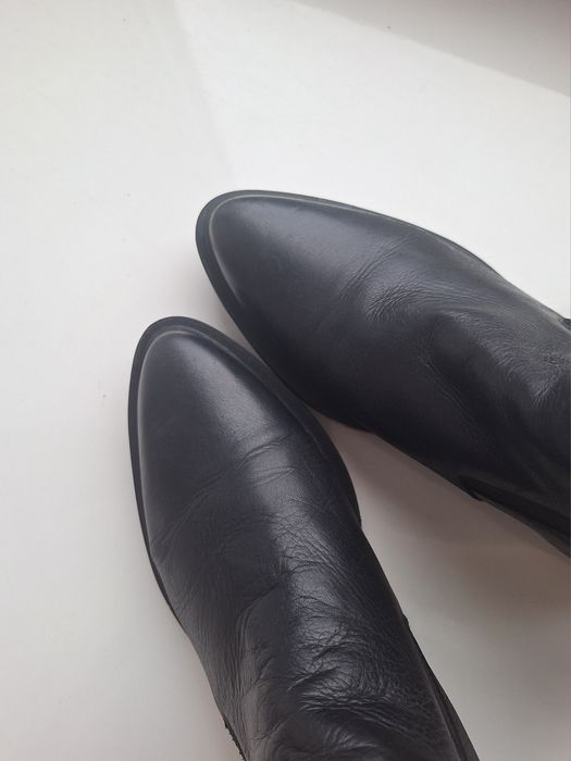 Жіночі шкіряні ботинки челсі чорного кольору