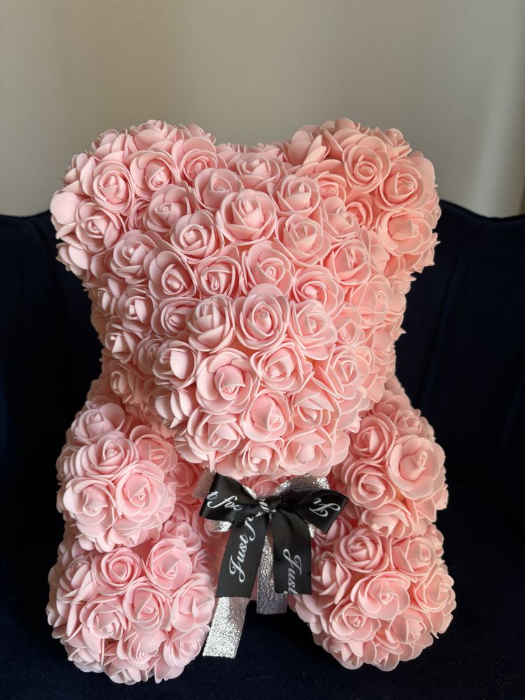 Urso de rosas artificiais