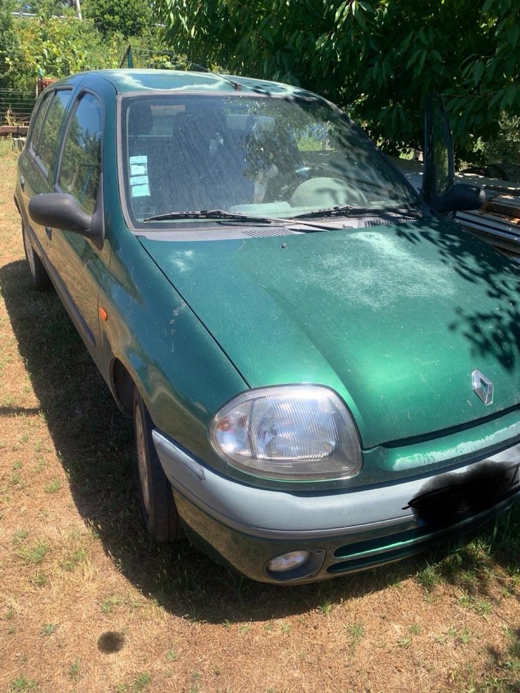 Renault clio avariado