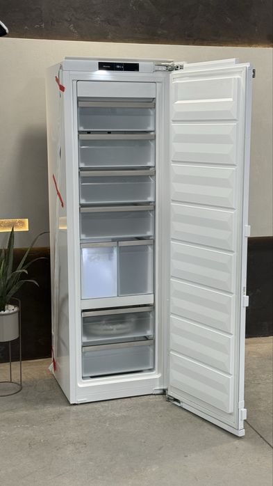 Сама топова вбудована морозильна камера. FNS 7794D. ActiveDoor